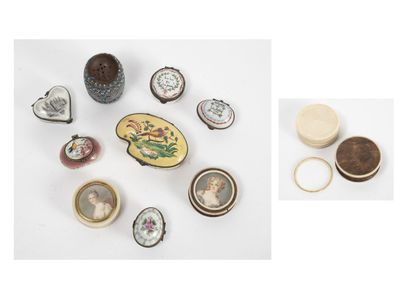 Lot comprenant : - 6 boîtes couvertes miniatures en porcelaine ou faïence à décor...