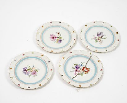 null Four dessert plates with polychrome and gilt floral decoration.

Diameter :...