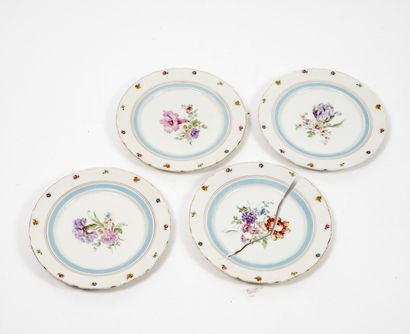 null Quatre assiettes à dessert à décor floral polychromé et doré.

Diam. : 21 cm.

Usures...