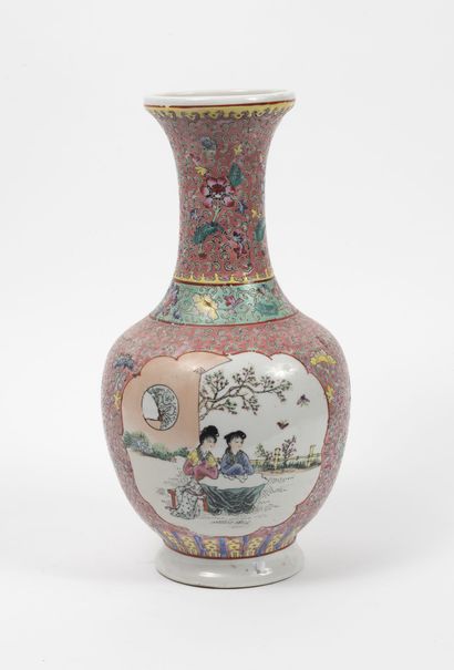 CHINE XXème siècle. Vase en céramique à décors de scène animée sur fond rose. 

H....