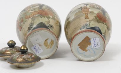 JAPON, Satsuma, début du XXème siècle. Paire de vases balustre couverts, en porcelaine...