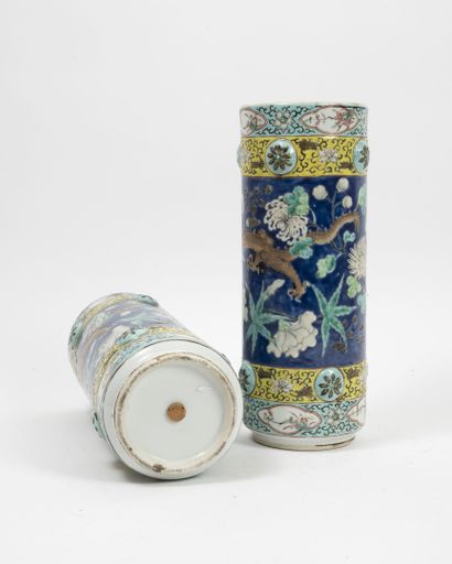 CHINE, fin XIXème - début du XXème siècle Paire de vases rouleau en porcelaine émaillée...