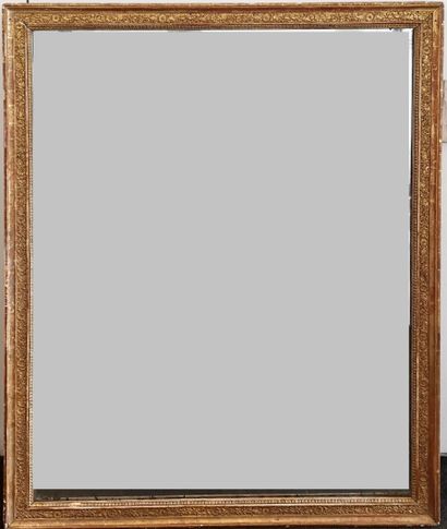FRANCE, première moitié du XIXème siècle Miroir rectangulaire à cadre en bois et...