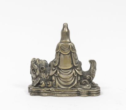 CHINE, XXème siècle - Girl and boy each riding a carp. 

Statuettes in silver plated...