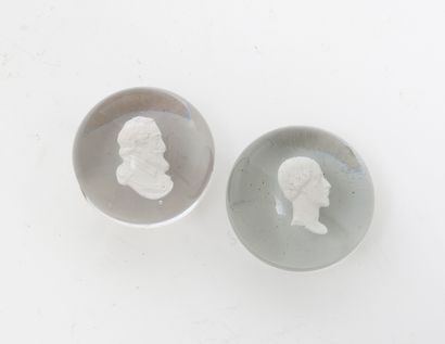 Attribués à la Cristallerie de Saint-Mandé, XIXe siècle. Deux boules presse-papiers...