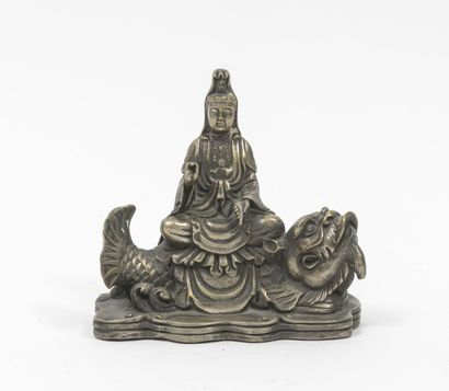 CHINE, XXème siècle - Girl and boy each riding a carp. 

Statuettes in silver plated...