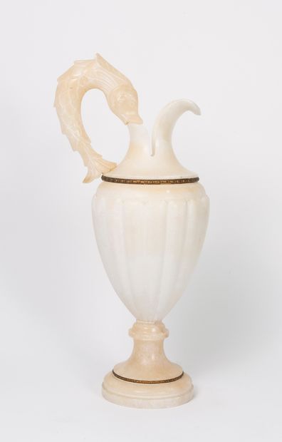 null Two pieces of white alabaster form, from the XXth century :

- a baluster ewer...