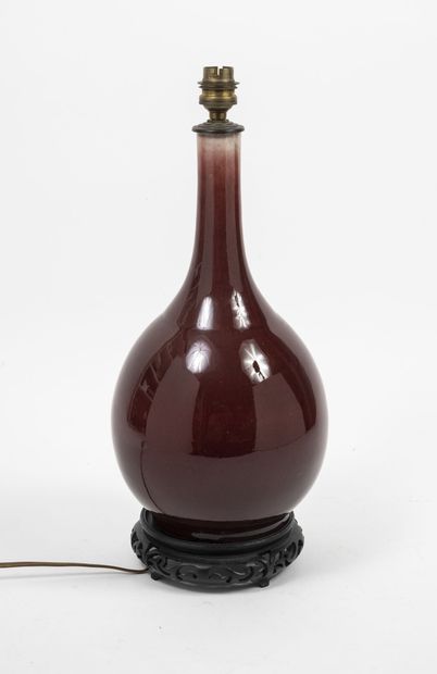 CHINE, XXème siècle Pied de lampe formé d'un vase bouteille en céramique sang de...