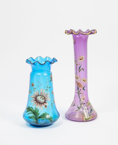 null Lot de deux vases, l'un tubulaire et l'autre à panse renflée. 

Les cols mouvementés...