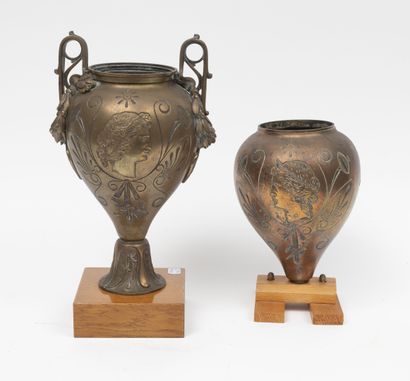 null Paire de vases en cuivre sur piédouche à deux anses feuillagées à décors d'un...
