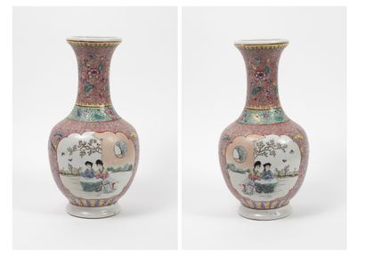 CHINE XXème siècle. Vase en céramique à décors de scène animée sur fond rose. 

H....