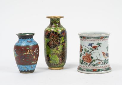 CHINE, XIXème-XXème siècles - A porcelain cylindrical pot with a moulded base and...