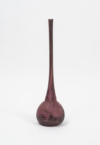 DAUM Vase berluze à décors rouge rose.

Signé "Daum Nancy". 

H. : 39 cm. 

ON JOINT...