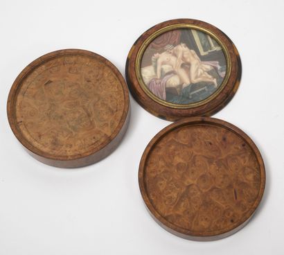 FRANCE, fin du XIXème siècle Boîte bonbonnière circulaire en bois ronceux et cerclages...