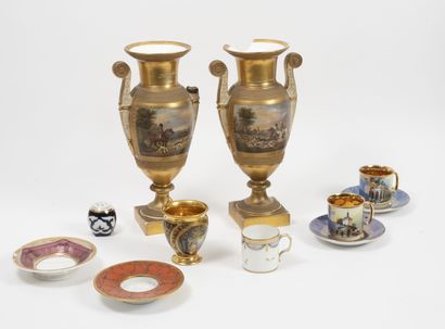 FRANCE, XIXème-XXème siècles Lot de onze pièces en porcelaine :

- paire de vases...