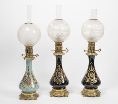 FRANCE, seconde moitié du XIXème siècle Trois lampes à pétrole, dont une paire, aux...