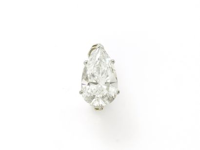 null Clip d'oreille en or (750) et platine (850), orné d'un diamant taille poire...