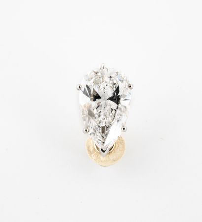 null Clip d'oreille en or (750) et platine (850), orné d'un diamant taille poire...