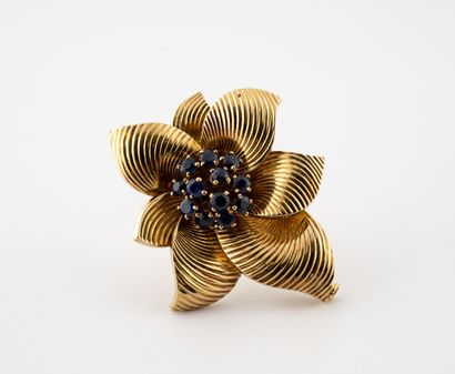 VAN CLEEF & ARPELS Yellow gold (750) flower clip with grooved motifs, centered with...