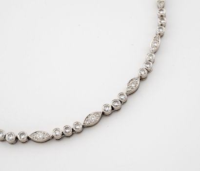 CARTIER Collier articulé en platine (850), habillé d'une ligne de diamants ronds...