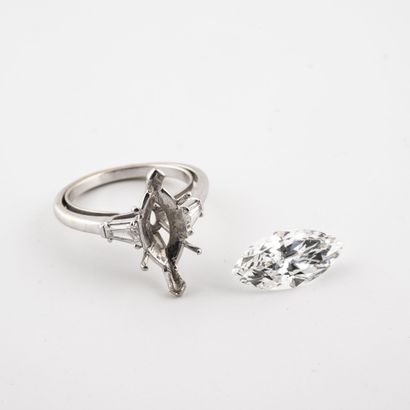 null 
Bague en or gris (750) et platine (850) ornée d'un diamant marquise en serti...