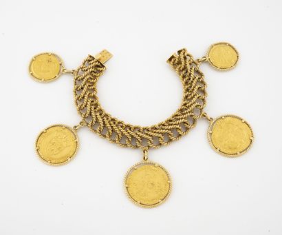 CHAUMET Bracelet en or jaune (750) à maille torsadée, orné de cinq pièces en pendeloque....