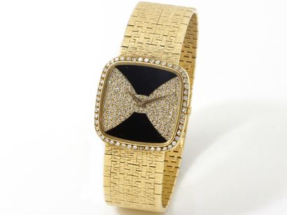 PIAGET Men's wristwatch in gold (750). 

Dial decorated with onyx motifs and a diamond...