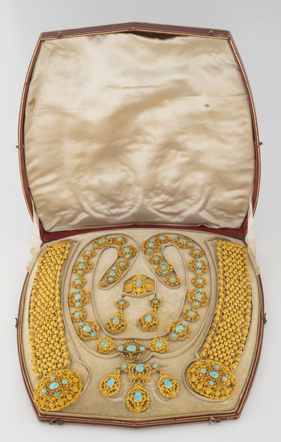 FRANCE, milieu du XIXème siècle 
Parure en filigranes et grainetis d'or jaune (750)...