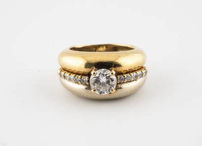 null 
Bague double jonc en or jaune (750) centrée d'un diamant de taille brillant...