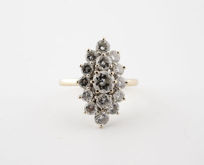 null Bague marquise en or gris (750) ornée de 15 diamants de taille brillant en serti...