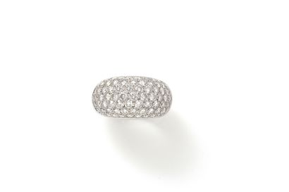 null Bague jonc bombé en or rhodié (750), habillée d'un pavage de diamants brillantés...