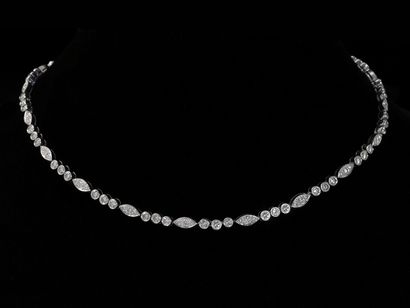 CARTIER Collier articulé en platine (850), habillé d'une ligne de diamants ronds...