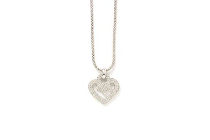 null 
Pendentif en or gris (750), à décor de coeur ajouré pavé de diamants brillantés...