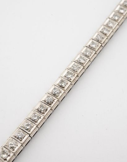 null Bracelet ligne en or gris (750) ornée de diamants de taille brillant en serti...