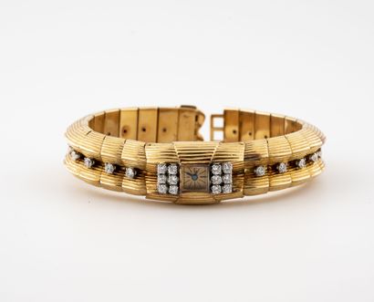 VACHERON ET CONSTANTIN Montre bracelet de dame en or (750). 

Mini cadran carré doré...