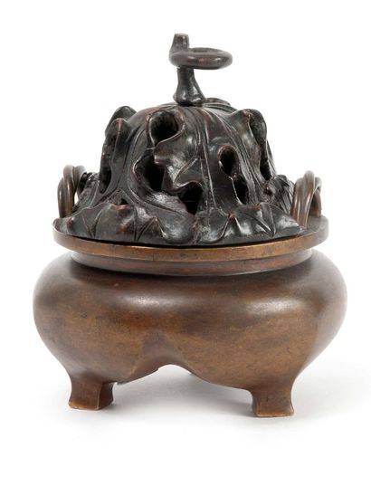 Chine, XVIIème siècle A small tripod incense burner in bronze with a gilt brown patina,...