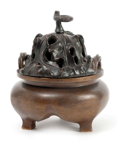 Chine, XVIIème siècle Petit brûle-parfum tripode en bronze à patine brune dorée,...