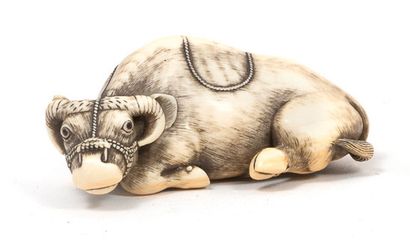 JAPON 
**Ivory netsuke (Elephantidae spp; >20%) (pre-Convention), buffalo lying down,...