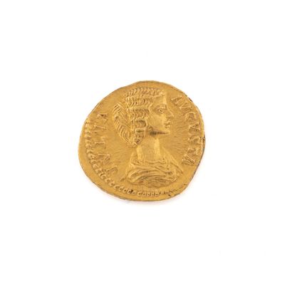 JULIA DOMNA 
JULIA DOMNA, wife of Septimius Severus (217).

Aureus. 7,37 g.

Her...