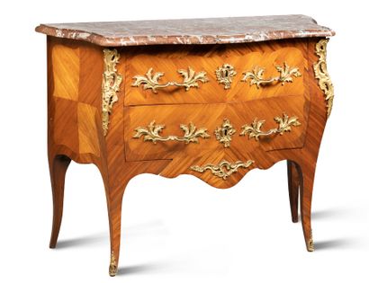 null Petite commode ouvrant par deux tiroirs sans traverse, en placage de bois de...