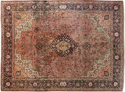 null GHOUM, (silk warp, weft and velvet), central Persia, circa 1930
Silk carpet...