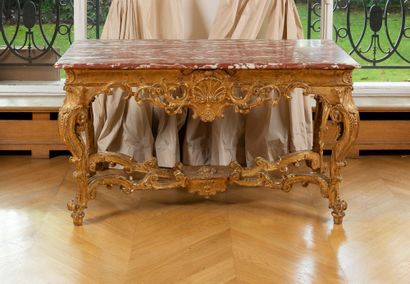 null Table-console rectangulaire en bois sculpté et redoré, le tablier à décor ajouré...