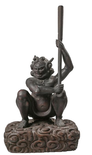 JAPON, XVIIIème-XIXème siècles Oni accroupi tenant un bâton.
Sculpture en bois noirci.
Socle...