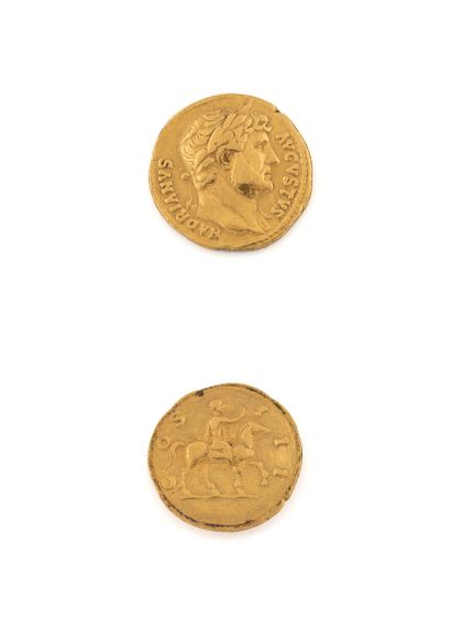HADRIEN (117-138) 
Auréus. 7,13 g.

Son buste lauré à droite. 

R/ Hadrien à cheval...