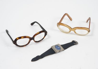 PIERRE CARDIN Montre en acier poli et dépoli. Cadran ovale et bleu. Signé

Avec mécanisme...