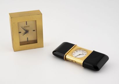 NEPRO Desk clock in gilt metal and black enamel, retractable. 
White dial, signed,...