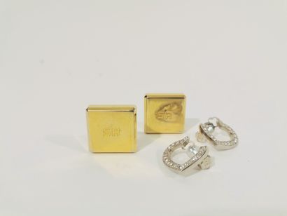 Sonia RYKIEL Lot of two pairs of ear clips. 
- One in gold plated metal with the...