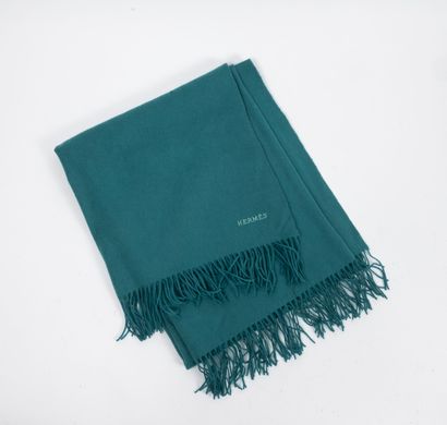 HERMES Paris Châle vert à franges. 

70% de cachemire et 30% de laine. 

Signature...