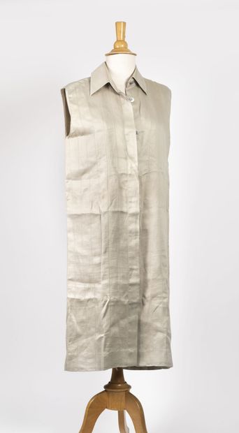 HERMES Paris Set of two summer dresses in linen. 

One black and the other beige....