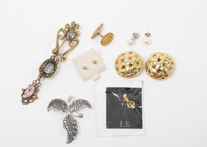 null Lot of costume jewelry including : 

- A pair of gold-plated earrings of circular...